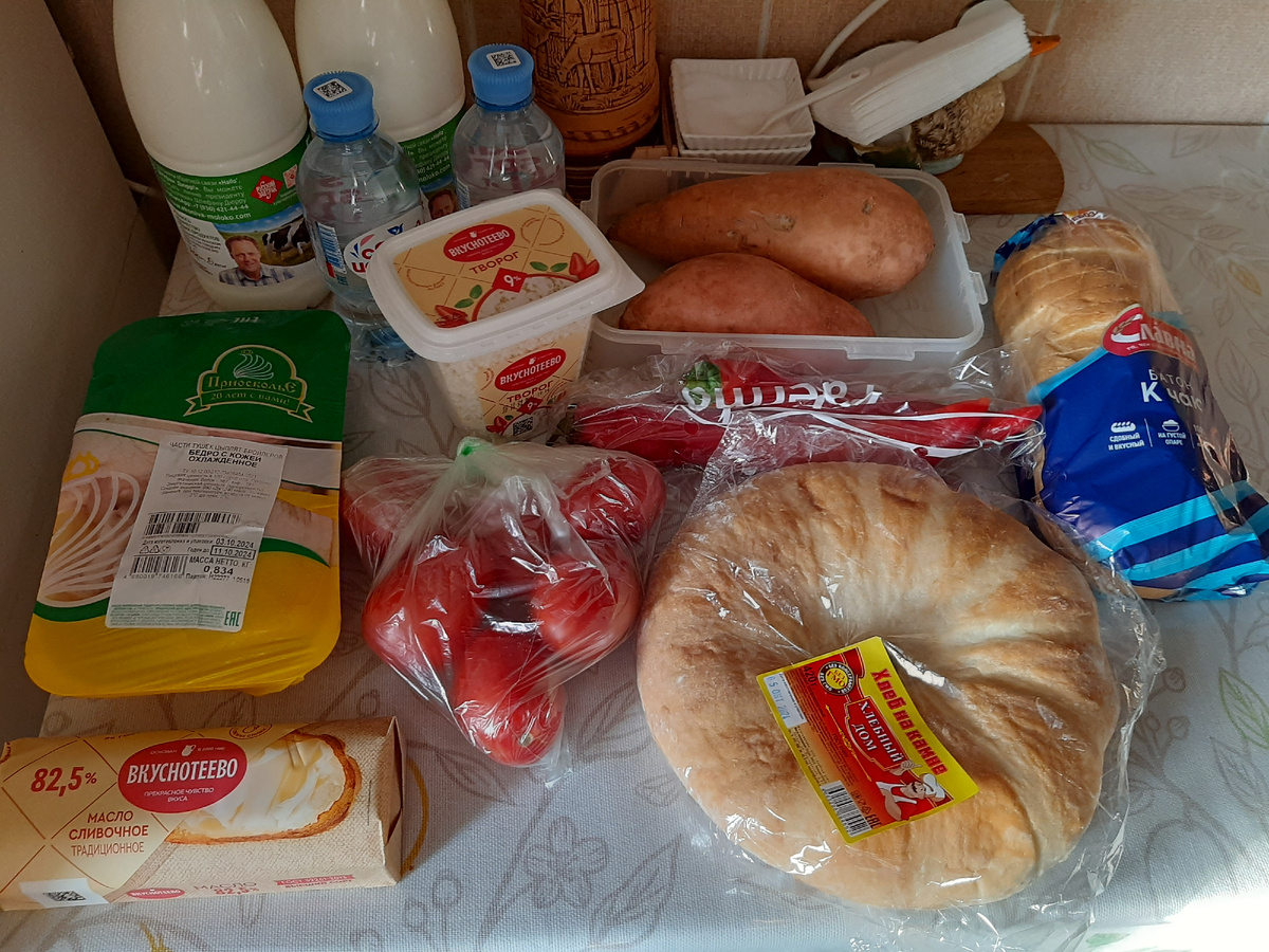 молоко ЭкоНива--питьевая вода Святой источник-- батат--творог Вкуснотеево--батон--хлеб на камне-- перец Рамиро--бедра куриные Приоскольские--помидоры Фламенко--сливочное масло Вкуснотеево