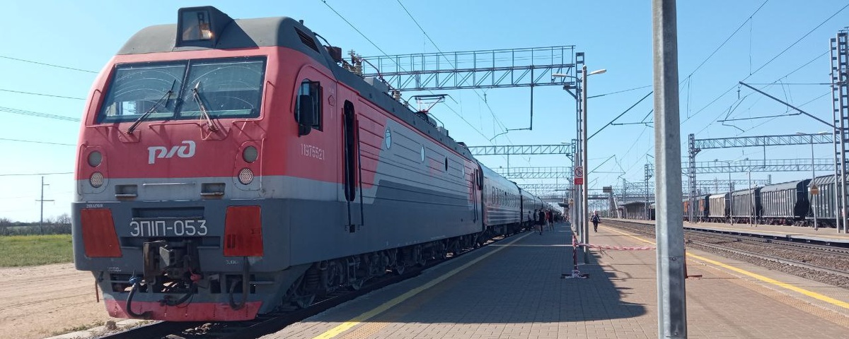 Поезд двигается поездным порядком.