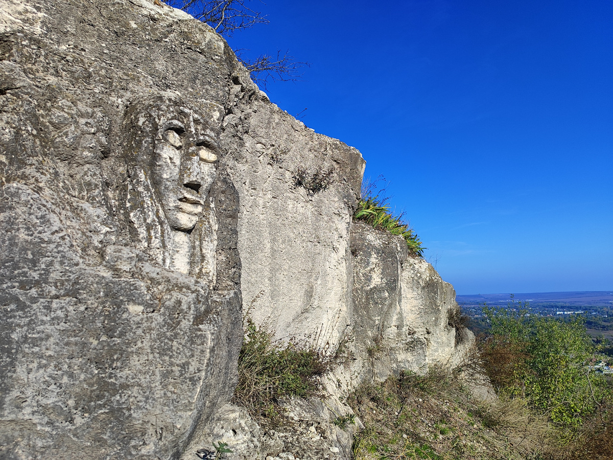 Жаль, конечно, этого добряка - такая красавица! Справа от девушки, кстати, ещё и цветочек изображён - видите? (октябрь 2024 года)