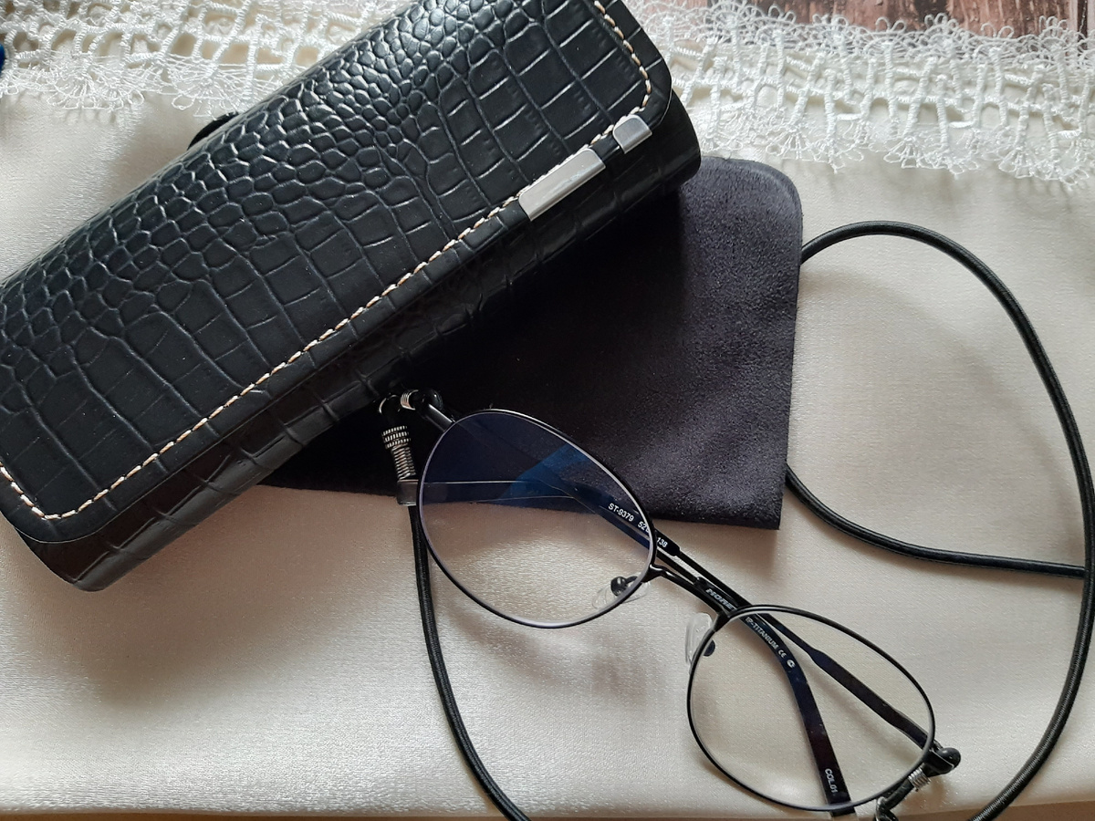 Новые очки, футляр и шнурок