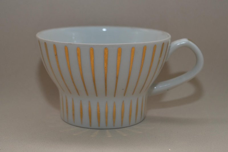 Чашка из сервиза "Лучистый". 1969. Автор формы Калита Б.Е., автор росписи Паникова К.Н. Федеральное государственное бюджетное учреждение культуры "Сергиево-Посадский государственный историко-художественный музей-заповедник". 