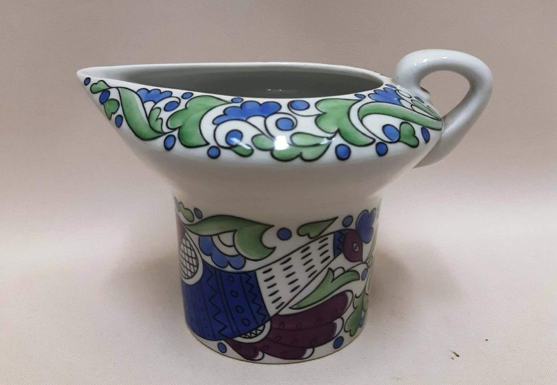 Молочник из сервиза чайного "Павлины". 1971. Автор формы Калита Б.Е., автор росписи Тимофеева (Горькова) А.А. Федеральное государственное бюджетное учреждение культуры "Сергиево-Посадский государственный историко-художественный музей-заповедник".  