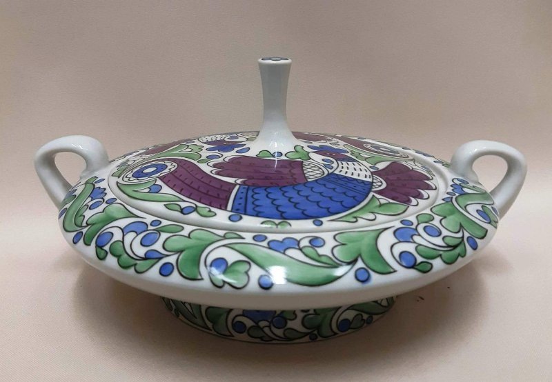 Сахарница с крышкой из сервиза чайного "Павлины". 1971. Автор формы Калита Б.Е., автор росписи Тимофеева (Горькова) А.А. Федеральное государственное бюджетное учреждение культуры "Сергиево-Посадский государственный историко-художественный музей-заповедник".  