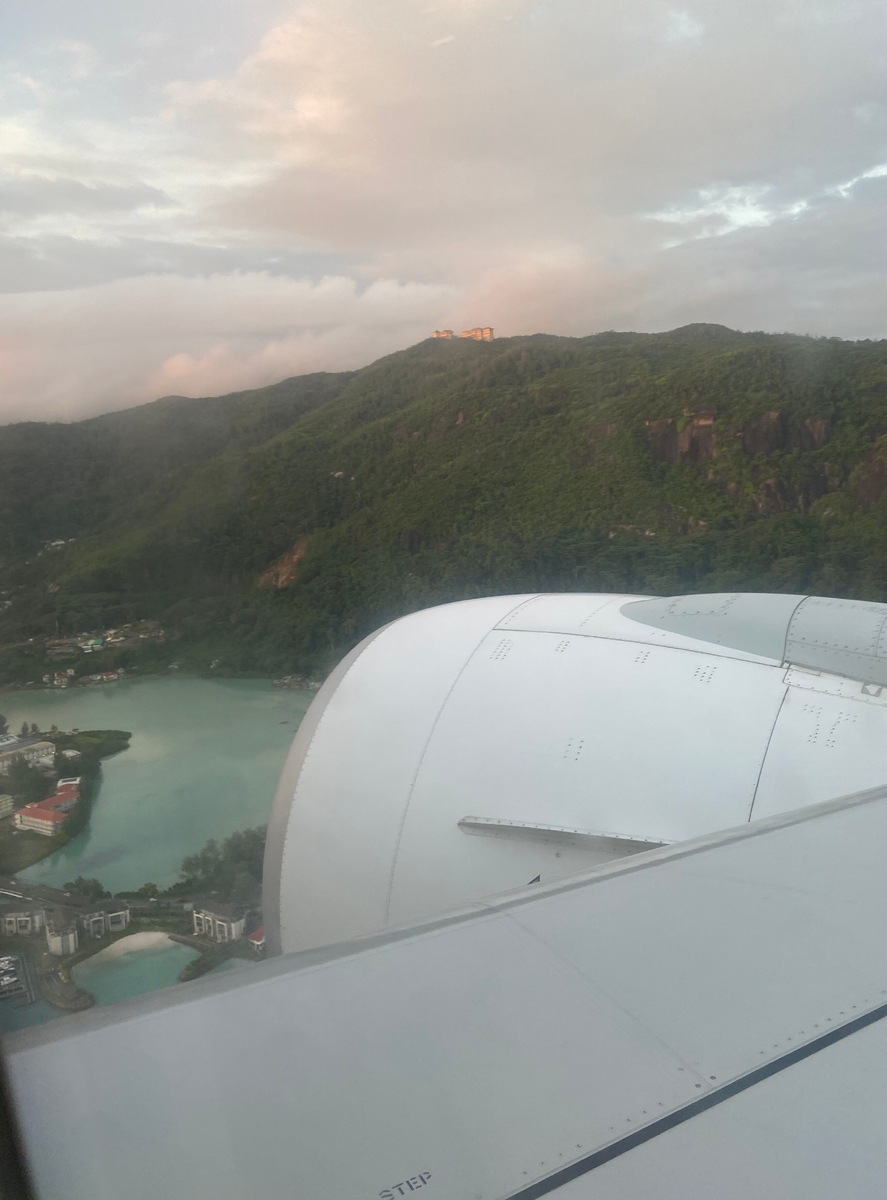 На подлёте видны покрытые тропическими лесами склоны острова