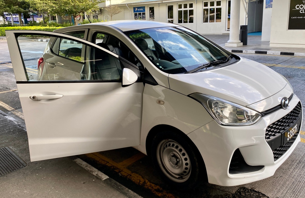 Вот такой беленький конёк-горбунок катал нас по местным серпантинам и перевалам. Коробка-автомат, чтобы с комфортом ездить по склонам, и кондиционер — больше, в принципе, ничего не надо