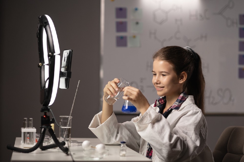    "Нужно подтягивать лучину обучения к тому огоньку, который у ребенка внутри горит", - уверена Екатерина Косарева. / iStock