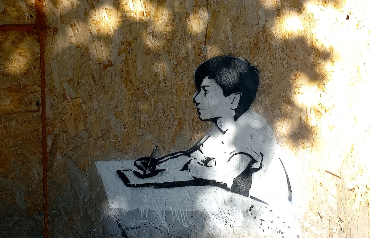 Новые граффити на школе № 22 в Донецке. Фото сентябрь 2024 года