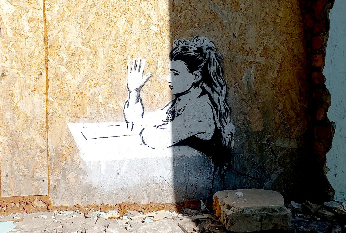 Новые граффити на школе № 22 в Донецке. Фото сентябрь 2024 года