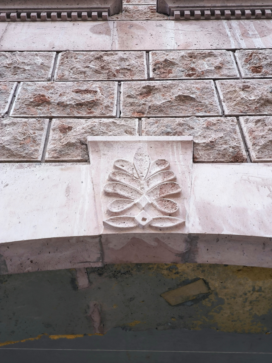 Фрагмент фасада в Гюмри