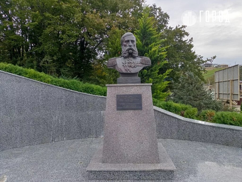 Памятник Михаилу Лорис-Меликову открыли чуть более двух лет назад.