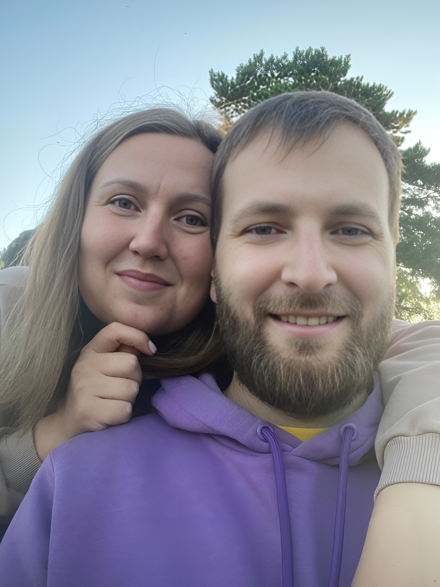 Это я со своим мужем. Мы вместе уже 13 лет. В этом году наша дочь пошла в первый класс.