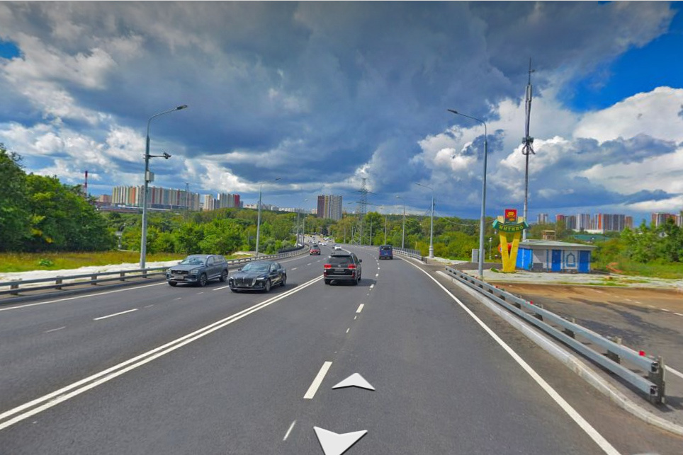 Улица Саломеи Нерис в направлении Митино. Впереди путепровод над МКАДом. Скриншот с панорам Яндекса.