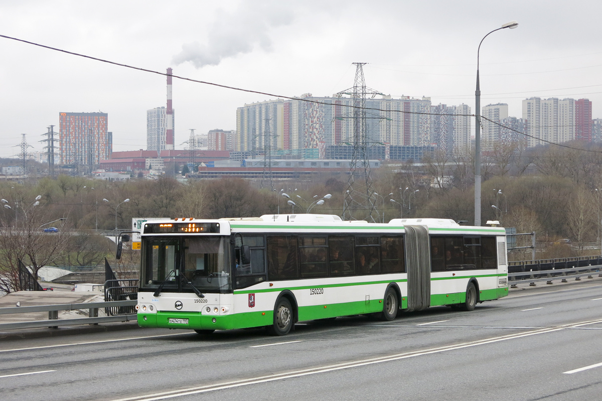 Автобус маршрута №267, связывающий районы Митино и Тушино, следует по улице Саломеи Нерис. Фото 2022 года.