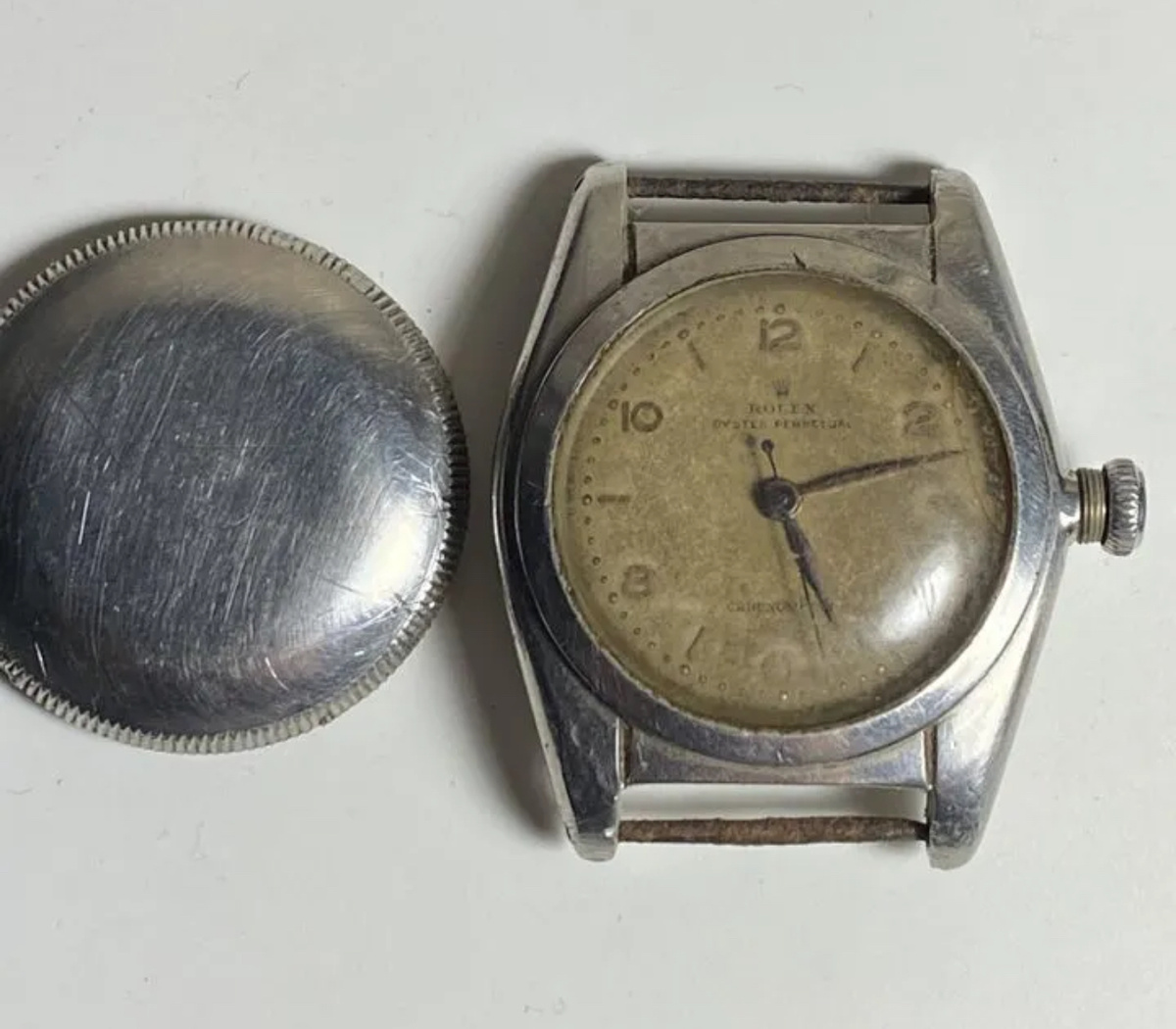 Мы видим царапины на сапфировом стекле и выгоревший от света циферблат. 