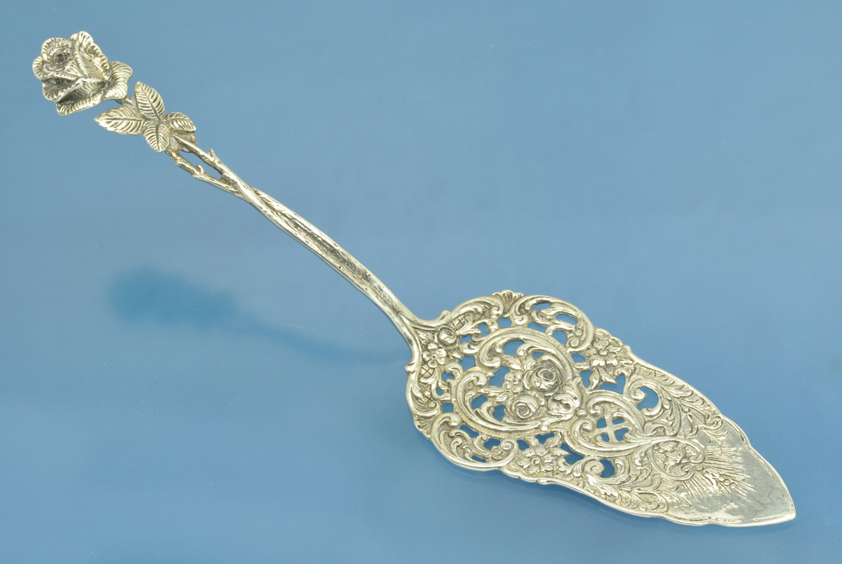 Лопаточка для торта. Фотография автора