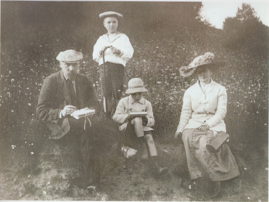    Николай и Елена Рерих с детьми - Юрием и Святославом. / Фото: roerich.spb.ru