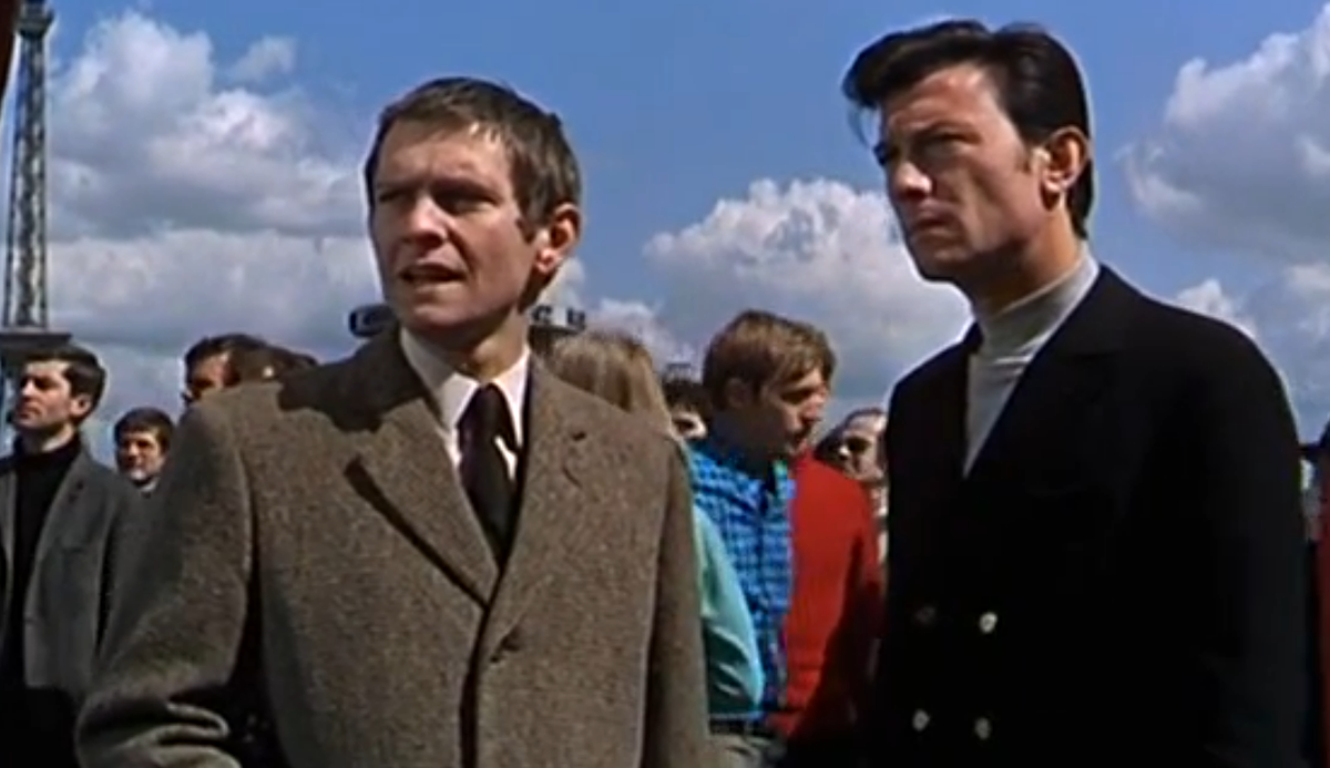 В кинокартине режиссёра Энтони Манна британского шпиона Гатисса сыграл Том Кортни (слева), а двойного агента Эберлина/Красневина - Лоуренс Харви