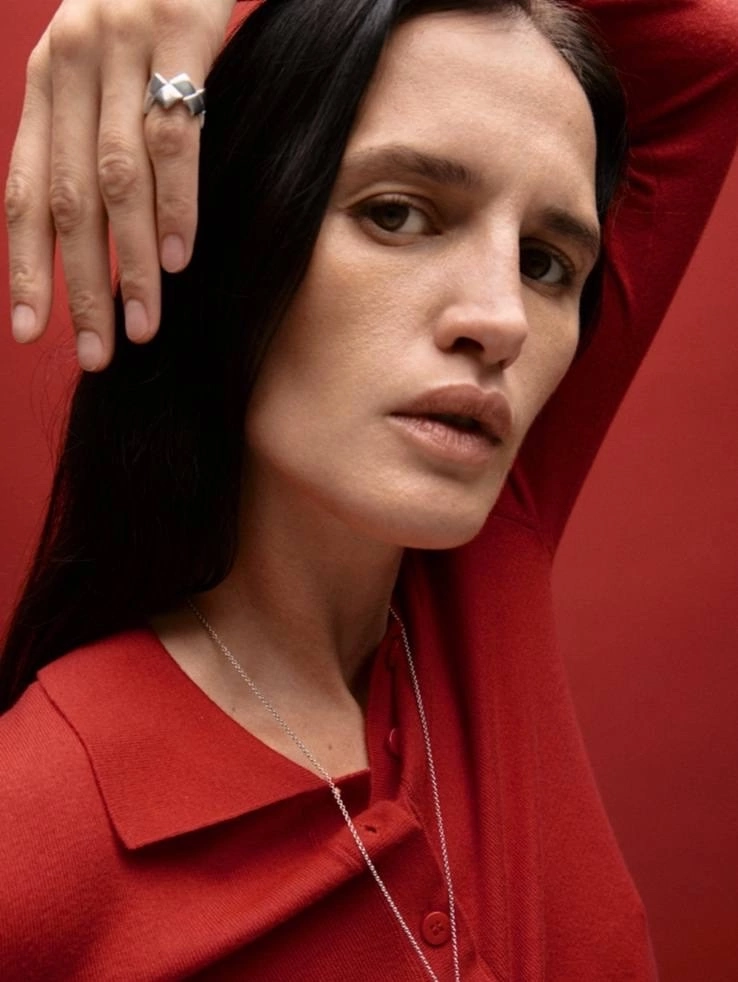 Ювелирный бренд Avgvst представил коллекцию украшений, вдохновленную работами уральского художника Красила Макара