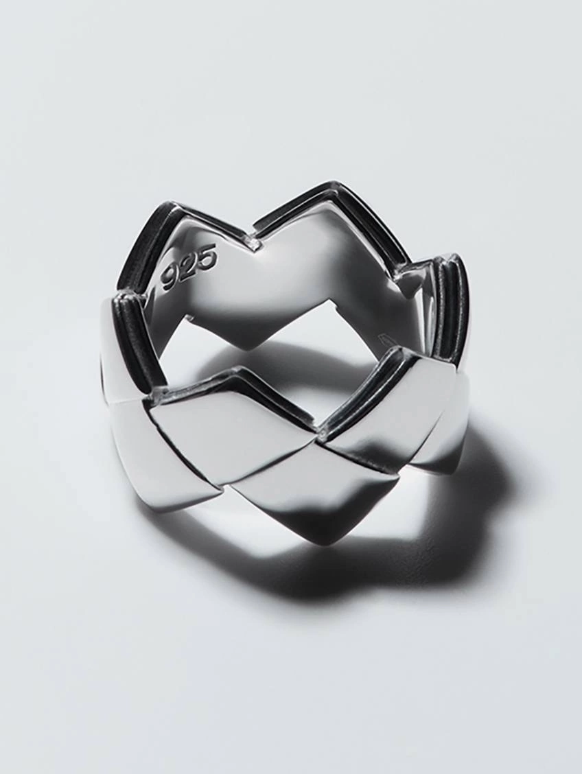 Ювелирный бренд Avgvst представил коллекцию украшений, вдохновленную работами уральского художника Красила Макара