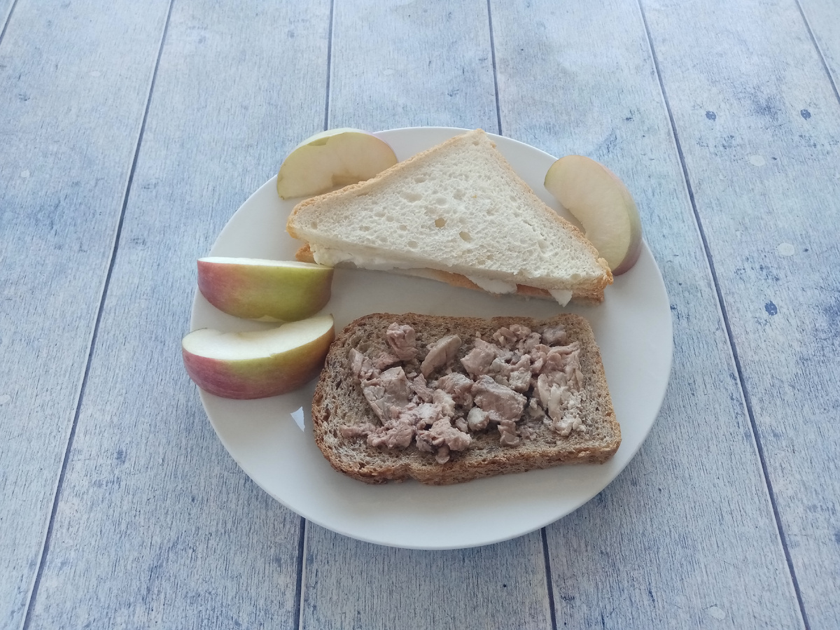 Второй завтрак. Бутерброд с печенью минтая, бутерброд с адыгейским сыром и яблоко. И кофе пила. 