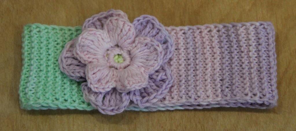 Набрать 15 п и вязать спицами номер 2 платочной вязкой 23 см.                                             Примерять по голове, связать нужную длину повязки, петли закрыть и сшить повязку.
Украсить по желанию