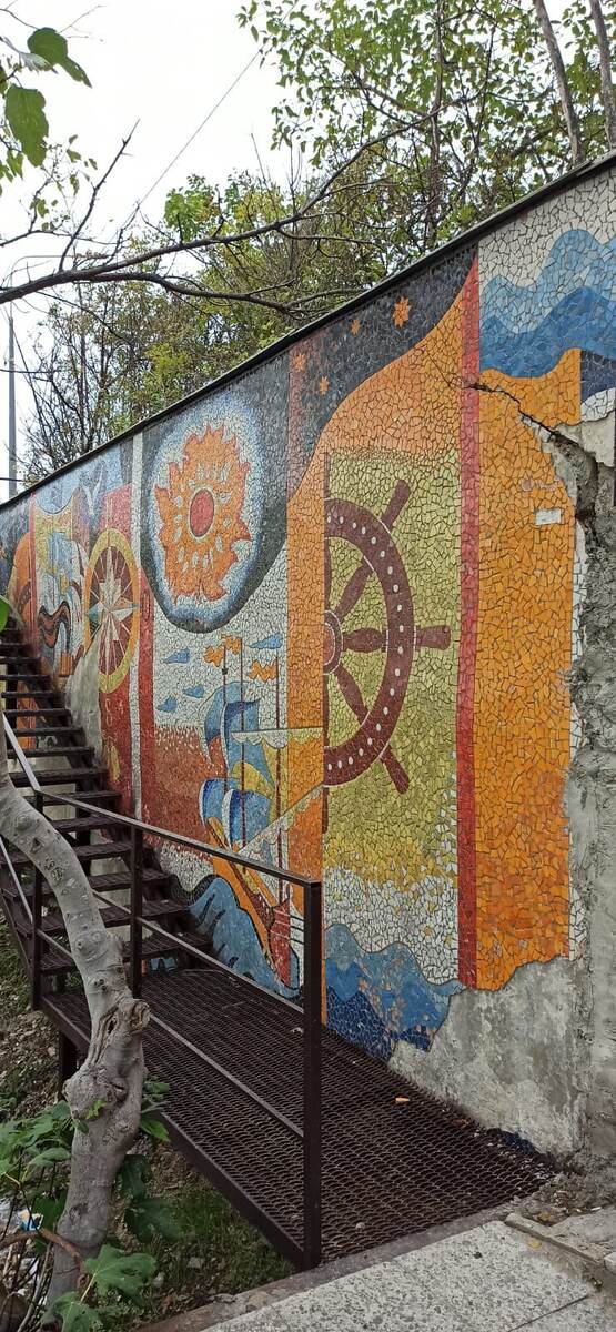 Куда ведут ступеньки, вверх или вниз?