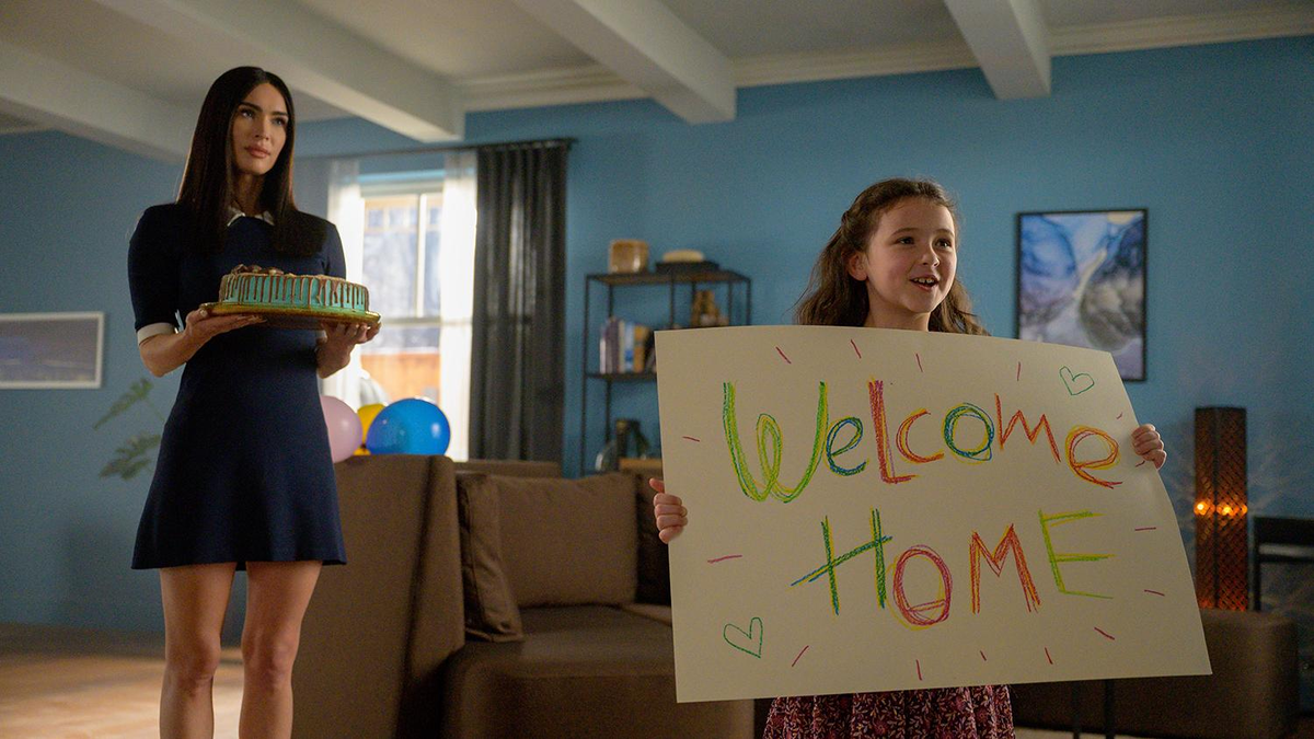 кадр из фильма «Меган: к вашим услугам» 18+ (2024), режиссёр С.К. Дэйл 