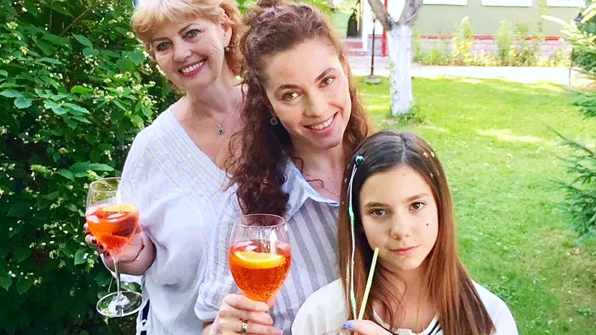 Янина Соколовская с мамой и дочерью