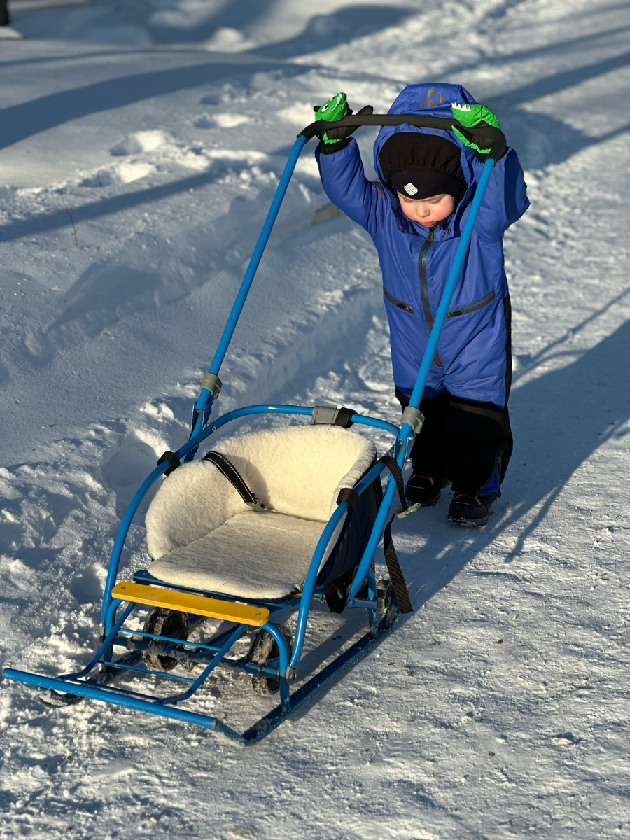 Скоро на улице будет вот так. А на Тимохе комбез, который я покупала в позапрошлом году на Авито и ошиблась с размером. В прошлом году было идеально, а в этом уже впритык.
