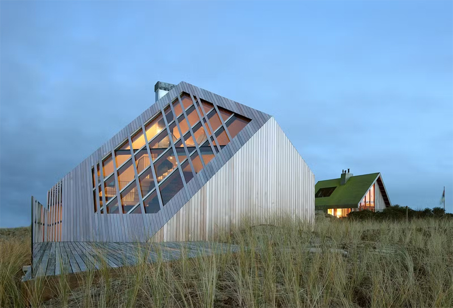 Источник изображения - https://www.beautifullife.info/wp-content/uploads/modern_wooden_houses/dune_house_photos.jpg