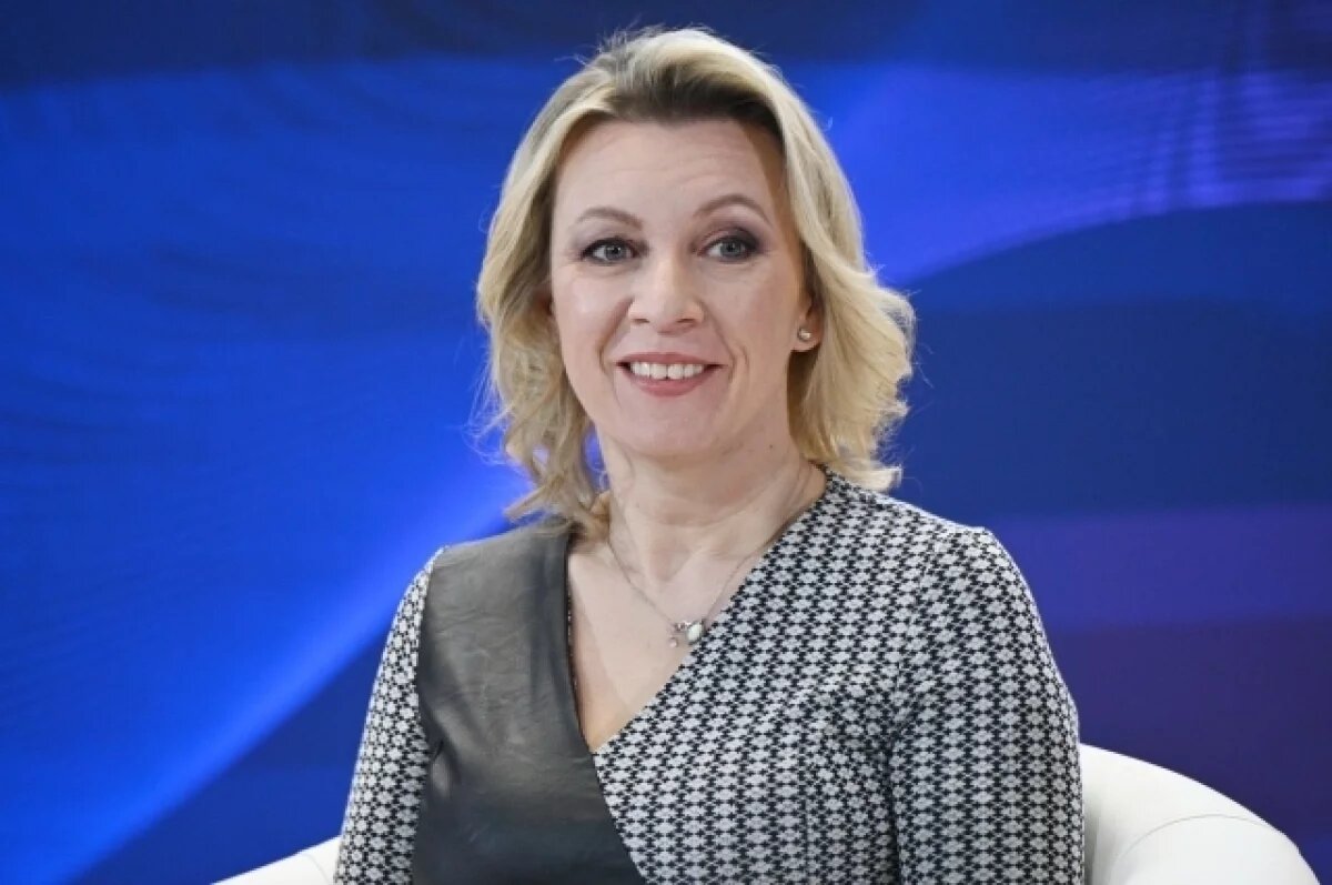    Захарова высмеяла Зеленского за футболку с надписью Make Russia Small Again