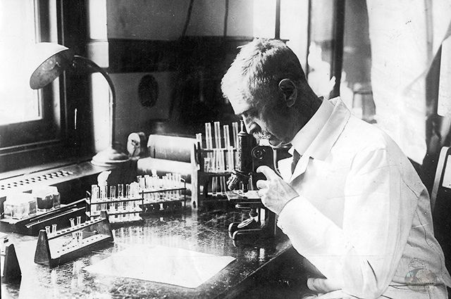 Карл Ландштейнер - Лауреат Нобелевской премии по физиологии или медицине (1930) за открытие групп крови у человека, позволившее сделать переливание крови рутинной медицинской практикой.