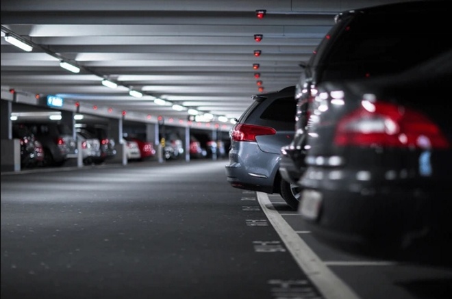 поставить машину на отапливаемую парковку торгового центра