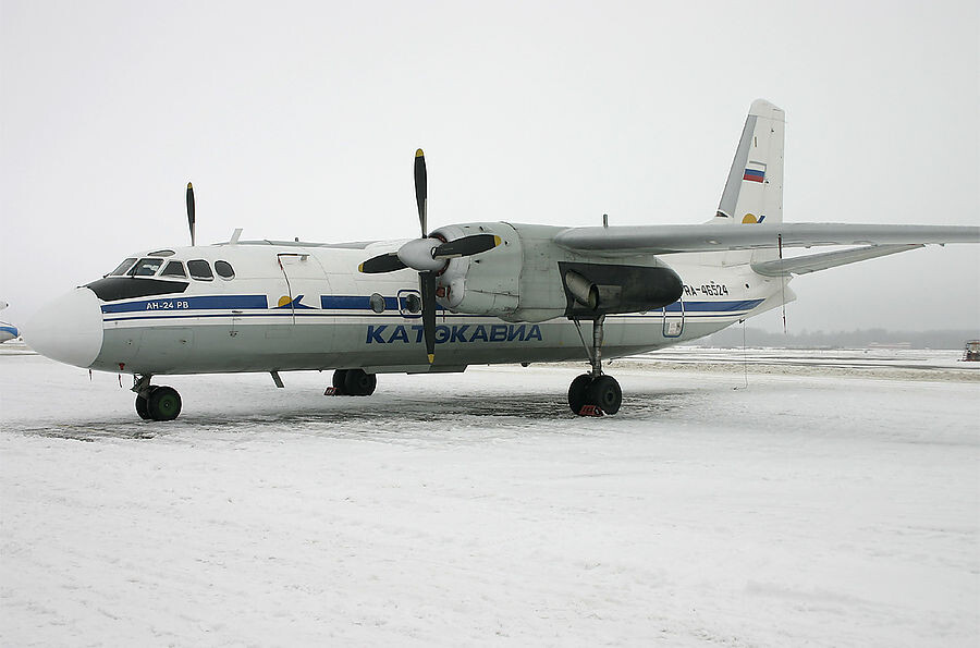 Самолет Ан-24. Сверху на левый ПВД установлена заглушка из дюрита с ручкой 