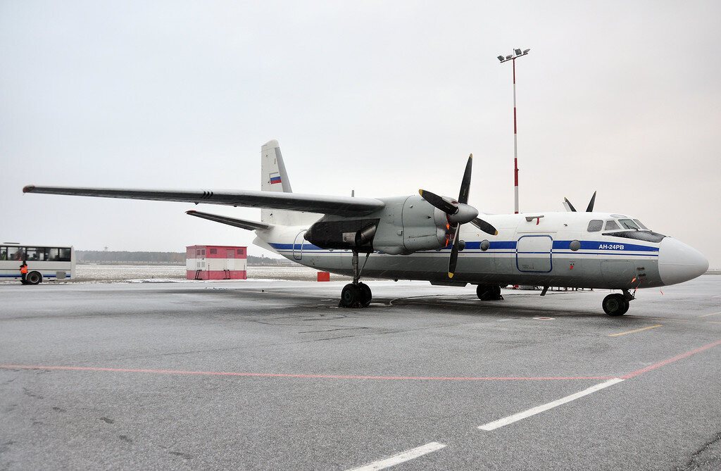 А на этом самолете, на правый ПВД одет стандартный мягкий чехол с красным вымпелом