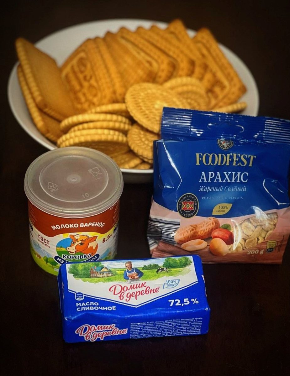 Печенье мелко крошим,орехи измельчаем ножом,взбиваем масло со сгущёнкой. 