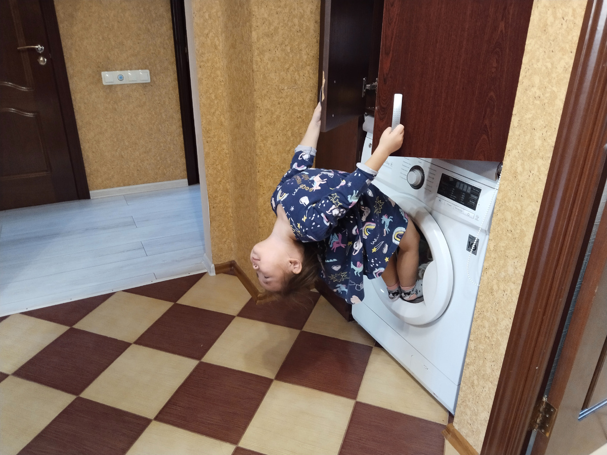 Художественная гимнастика. Или больше не акробатику , похоже? 