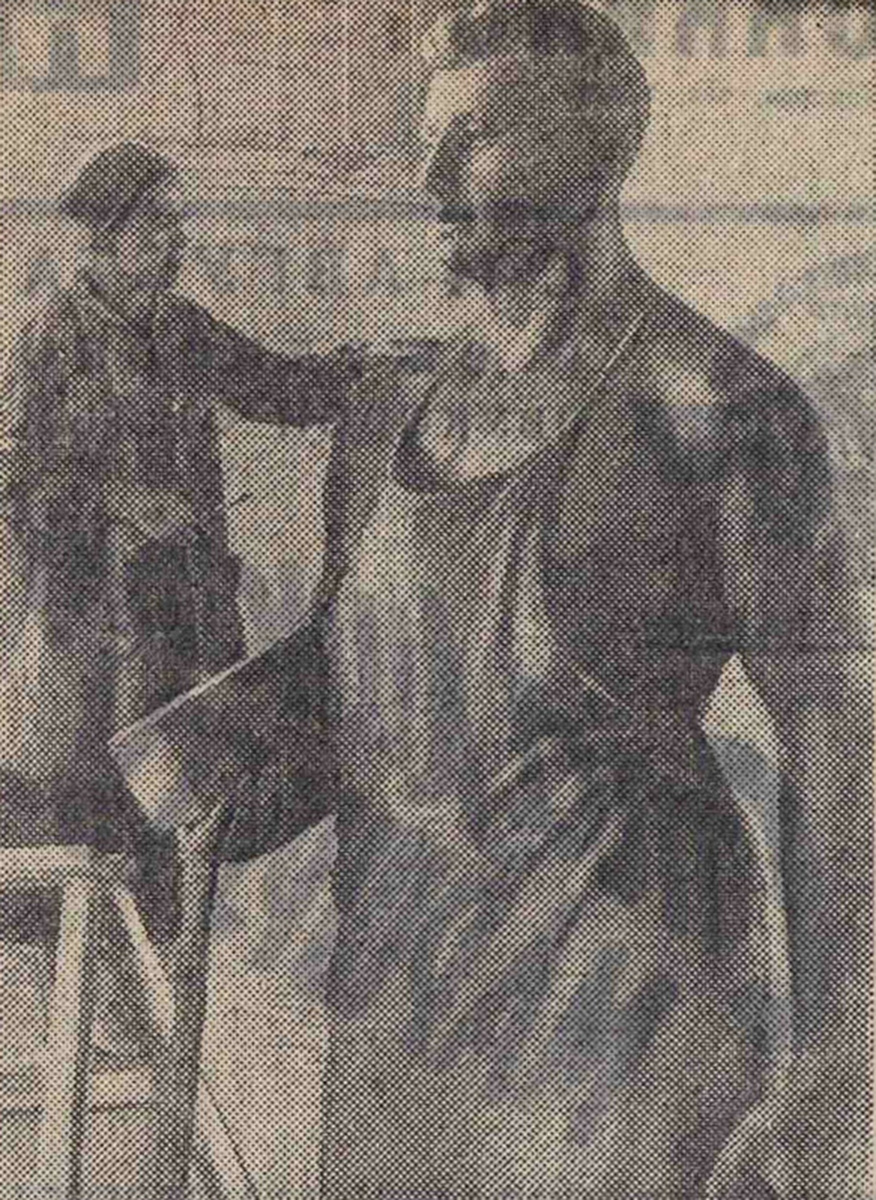 Скульптор Л.И. Шулик за работой над скульптурой «Плотник». Фото: Вечерняя Москва. — 1936. — № 187 (15 августа). 