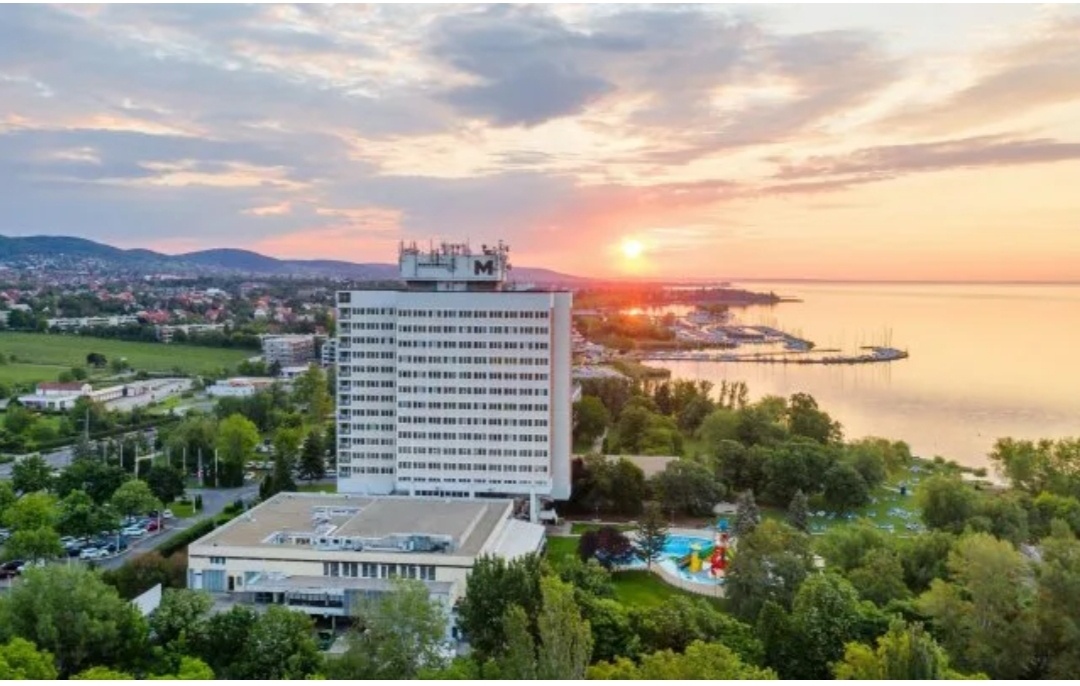 Отель "Марина", Балатонфюред, фото из интернета.Мы жили в башне.