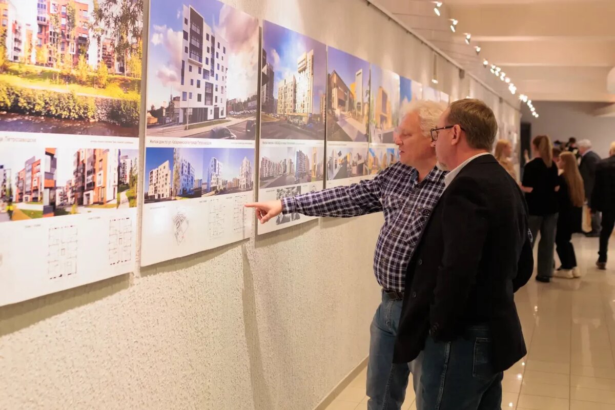    На выставке, посвященной 85-летию Союза архитекторов Карелии. Фото: «Республика» / Михаил Никитин