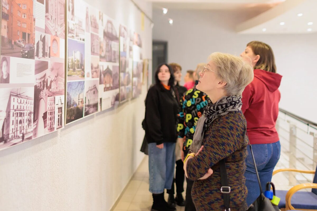    На выставке, посвященной 85-летию Союза архитекторов Карелии. Фото: «Республика» / Михаил Никитин