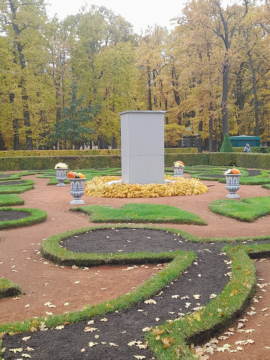 Статую "спрятали" в короб