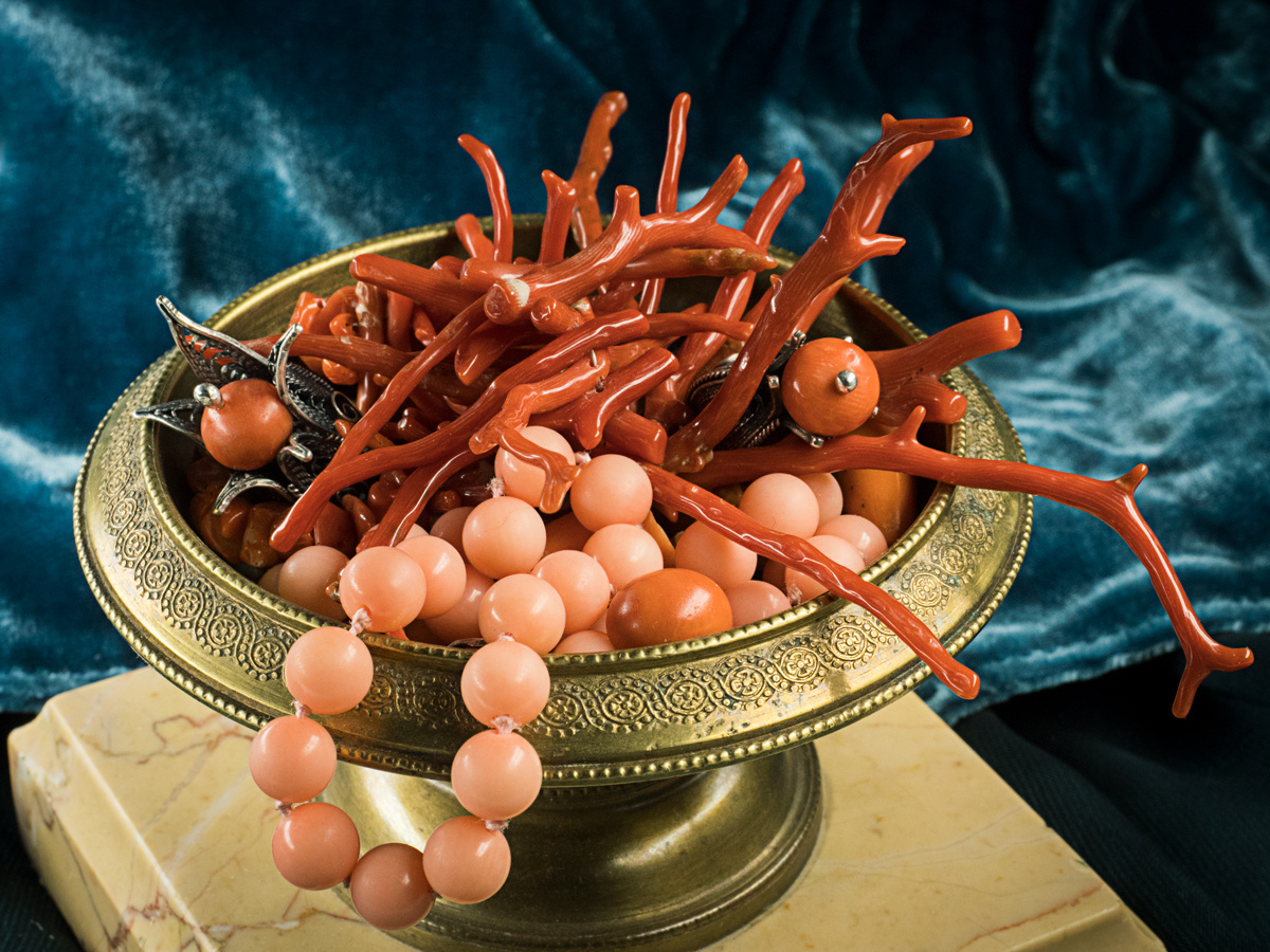 Три оттенка цвета итальянских кораллов: веточки сицилийского коралла шакка, купленные в Амальфи несколько лет назад, старинные круглые бусины розового коралла на шелковой нитке и пара бусин наилучшего сардинского коралла, оправленных в филигрань