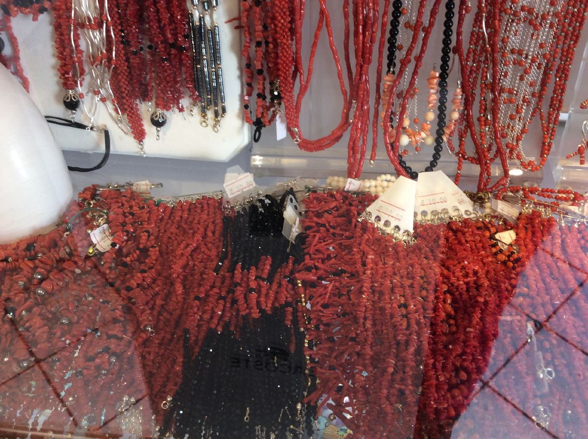 Самые дешевые ниточки в магазине синьоры Мастачиуолы из осколков сицилийского кораллла по 10 евро 