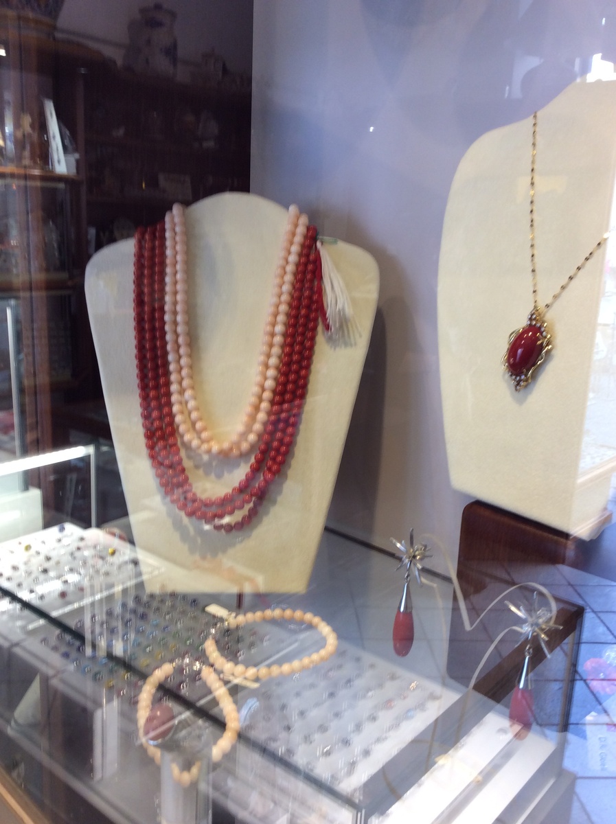 Самые роскошные нити из сардинского коралла , бусины крупные и идеально круглые, без дефектов и одного цвета. В доковидное время стоила такая нить от 6 тысяч евро до 12 тысяч. Кстати, о птичках, вернее, об ангелах, рядом бледно-розовые бусы - это та самая редкость, кораллы цвета "кожа ангела".