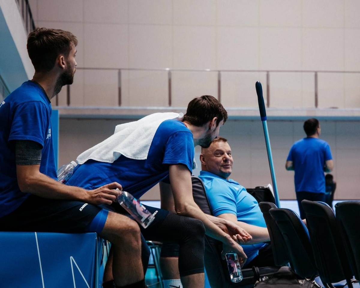 Вчера. Санкт-Петербург. Академия волейбола Платонова. Владимир Алекно с бывшими подопечными и сегодняшними соперниками. Фото: волейбольный клуб "Зенит-Казань"