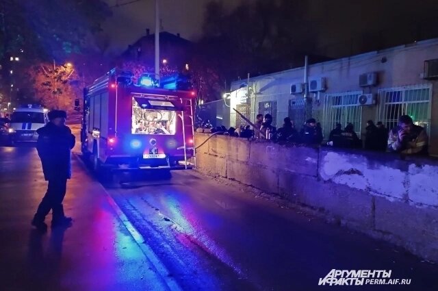    Две пожарные машины и более 40 огнеборцев прибыли к зданию по улице Плеханова, 12 в Перми. Фото:  АиФ/ Ольга Семенова