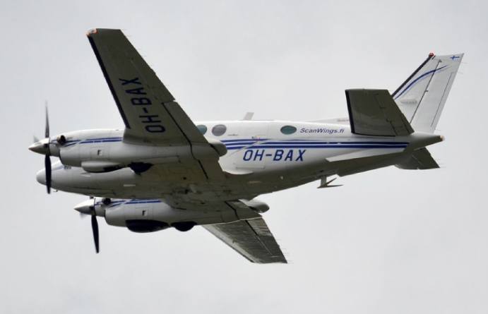 Большой самолет используется для засева облаков