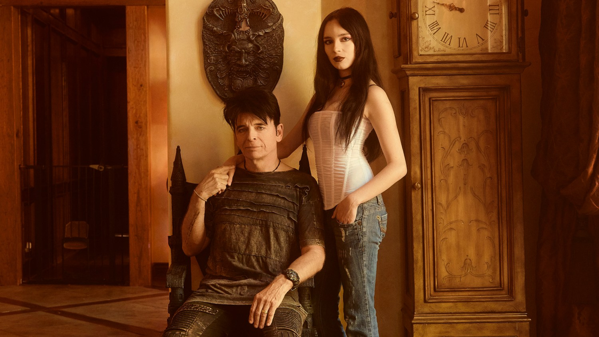 Гэри, 66 лет, и Рэйвен, 21 год, в семейном доме в Лос-Анджелесе