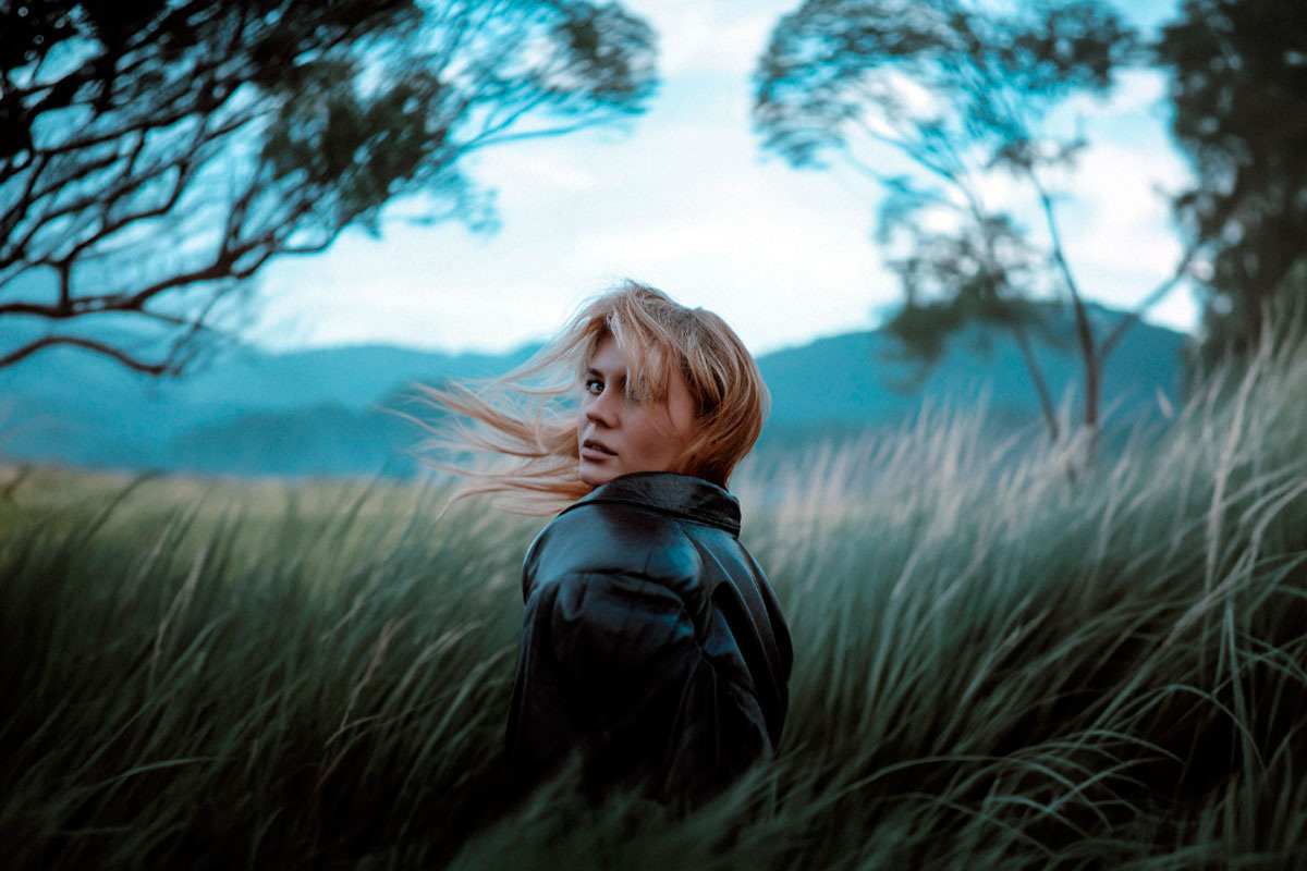 На протяжении тысячелетий люди жили с убеждением, что земля является центральной сценой вселенской драмы, и на земле люди являются высшими существами